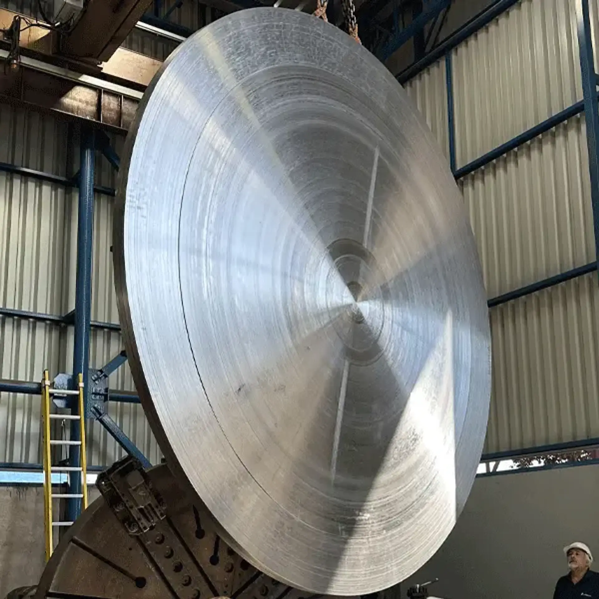 Puerta de acero de 3000mm fabricada por Metalcor para central hidroeléctrica
